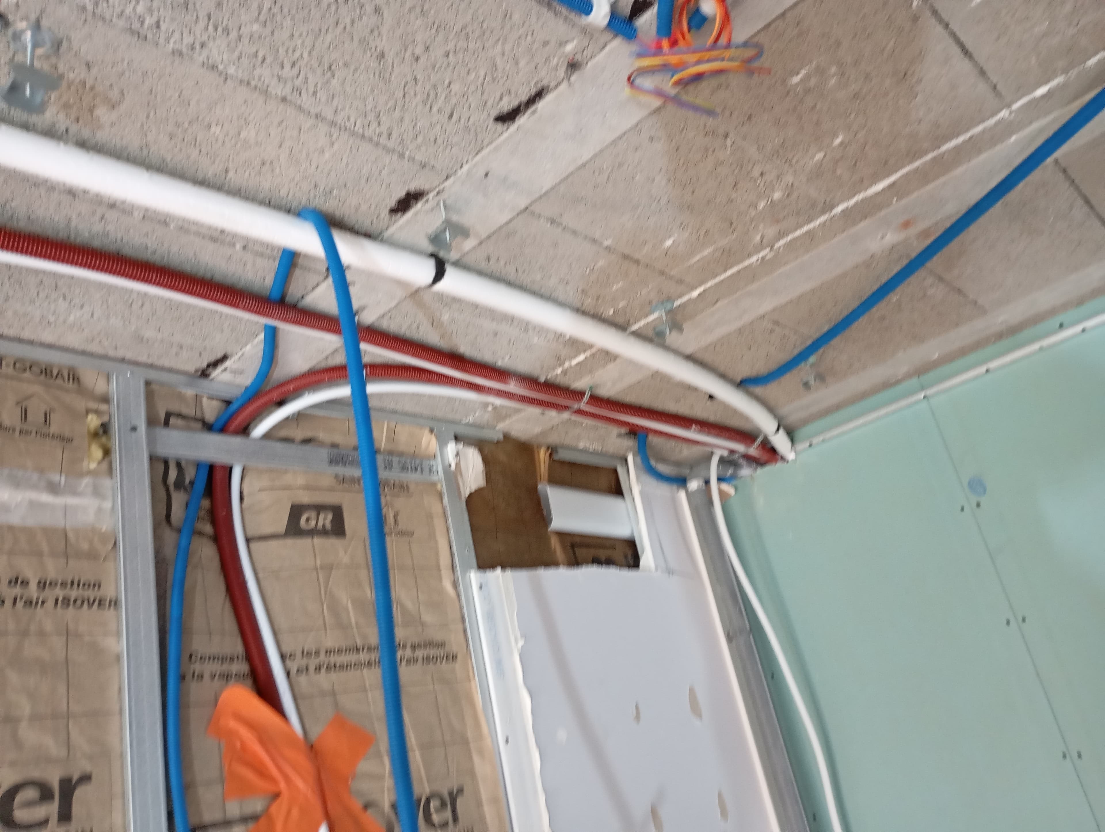 Réseau plomberie en cours de pose